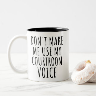 Taza Bicolor No Me Hagas Usar Mi Voz de Sala de Audiencia Aboga