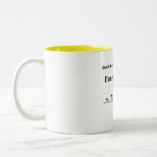 Taza Bicolor "No me molestes, estoy creciendo"