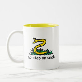 Taza Bicolor No pisotear a la serpiente memes parodia de Gadsde