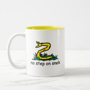Taza Bicolor No pisotear a la serpiente memes parodia de Gadsde