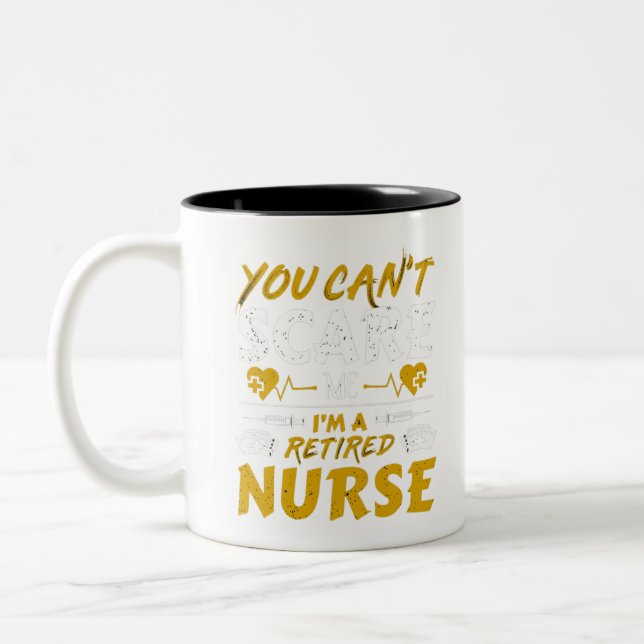Taza Bicolor No puedes asustarme. Soy una enfermera jubilada. (Izquierda)