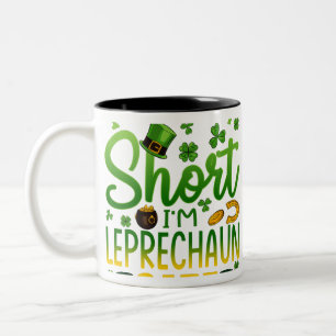 Taza Bicolor No soy del tamaño corto de Leprechaun en el Día de