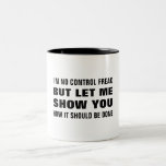 Taza Bicolor No soy ningún fanático del control pero déjenme mo<br><div class="desc">Este es un gran regalo para un compañero de trabajo,  amigo o cualquiera con sentido del humor. El texto y el tipo de letra pueden cambiarse a su preferencia. Si necesitas ayuda para personalizar tu producto,  por favor contacta conmigo a través de mi tienda y estaré encantado de ayudarte.</div>