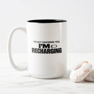 Taza Bicolor No te estoy ignorando, estoy recargando – Divertid