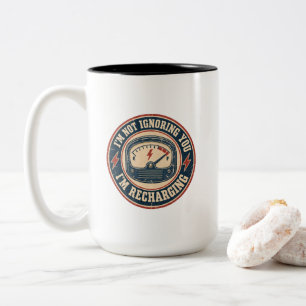 Taza Bicolor No te estoy ignorando, estoy recargando – Vintage