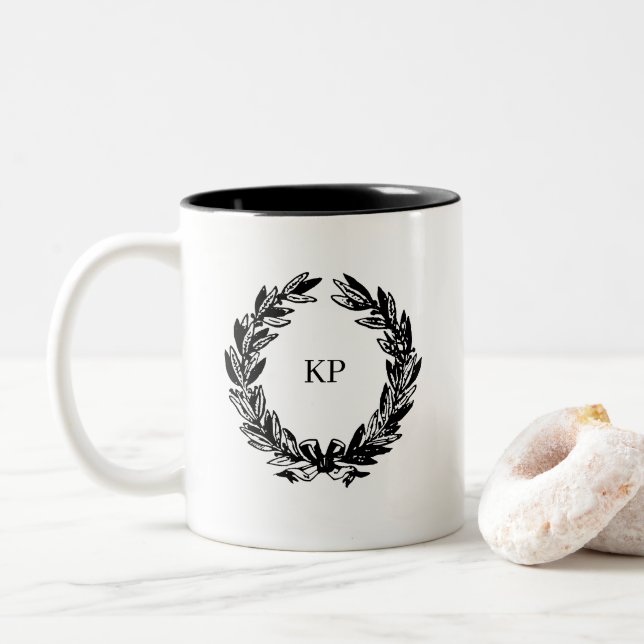 Taza Bicolor Nombre de monograma de boda personalizada Wreath (Con donut)