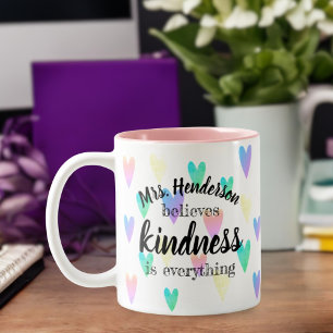 Taza Bicolor Nombre del profesor Cree que la amabilidad es todo