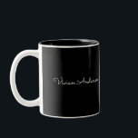 Taza Bicolor Nombre personalizado de guión negro moderno Minima<br><div class="desc">Un diseño de tipografía de nombre simple y personalizado en un tipo de letra de escritura casual en blanco y negro monocromático impresionante. El objeto perfecto para el minimalista. Un regalo o accesorio a medida para cualquier ocasión. Debra Valencia, una visionaria artista de patrones superficiales, diseñadora de productos y emprendedora...</div>