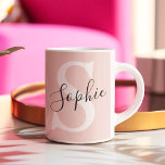 Taza Bicolor Nombre personalizado moderno Monograma Pastel rosa<br><div class="desc">Nombre personalizado moderno Monograma Pastel rosa</div>