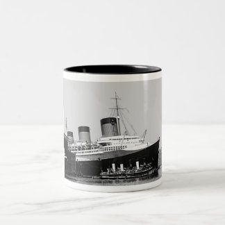 Taza Bicolor Normandie entra en el puerto de NY