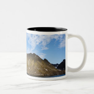 Taza Bicolor Noruega, Svalbard, Nubes sobre acantilados escarpa