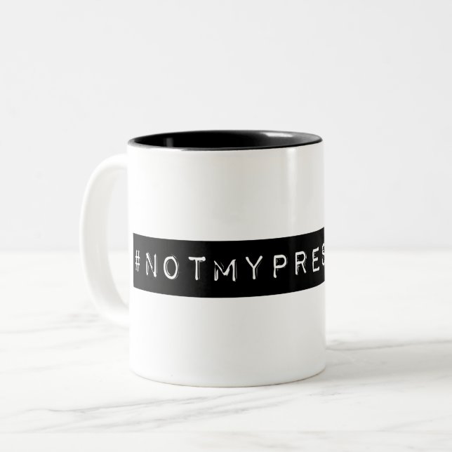 Taza Bicolor #notmypresident (Anverso izquierdo)