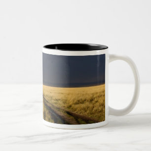 Taza Bicolor Nubes de tormenta y carretera a través de llanuras