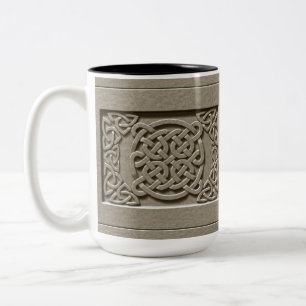 Taza Bicolor Nudos de piedra tallados del Celtic de la textura