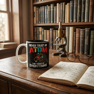 Taza Bicolor Nunca confíes en un átomo. Se inventan todo