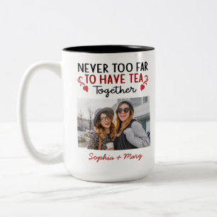 Taza Bicolor Nunca Demasiado Lejos Para Tomar Té Juntos Foto de