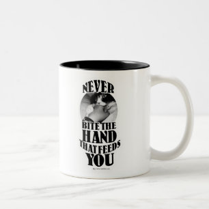Taza Bicolor Nunca muerdas esa mano para que el gato se diviert