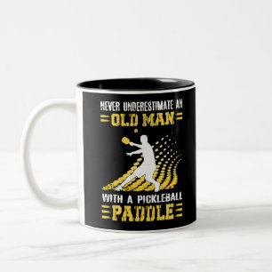 Taza Bicolor Nunca Subestimes A Un Viejo Con Una Pelota De Poll