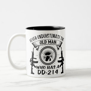 Taza Bicolor Nunca Subestimes Al Viejo Que Tiene Un DD-214