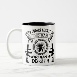 Taza Bicolor Nunca Subestimes Al Viejo Que Tiene Un DD-214