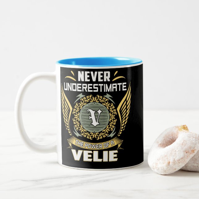Taza Bicolor Nunca Subestimes El Poder De Un Velie (Con donut)