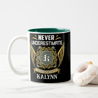 Taza Bicolor Nunca Subestimes El Poder De Una Kalynn