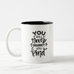 Taza Bicolor Nunca Te Lamentarás De Ser Amable.