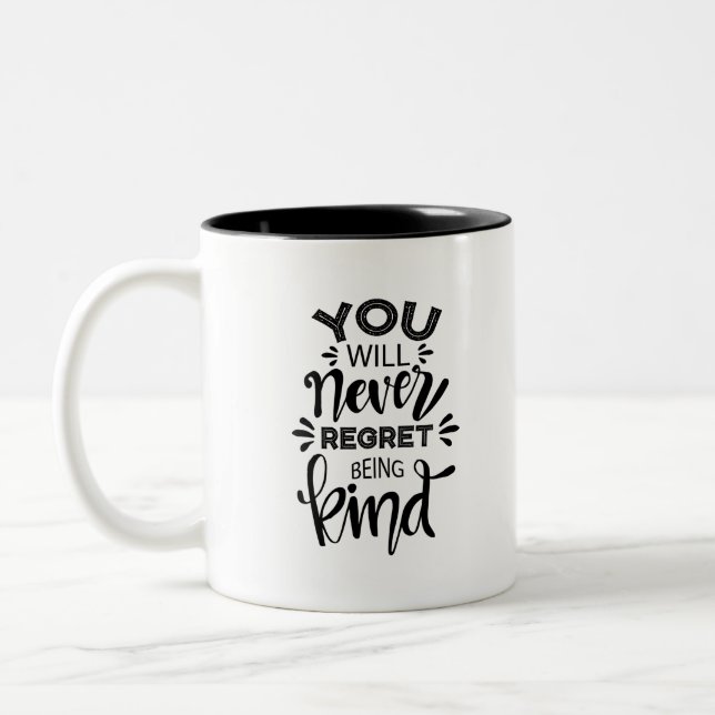 Taza Bicolor Nunca Te Lamentarás De Ser Amable. (Izquierda)