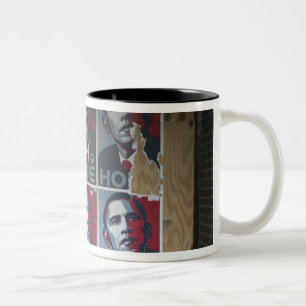 Taza Bicolor Obama firma en una ventana tapiada de un Starbucks