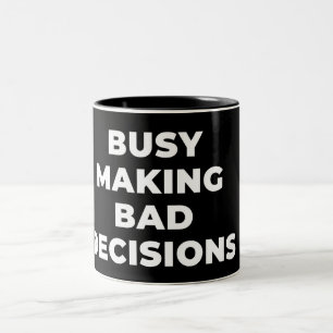 TAZA BICOLOR OCUPADO TOMANDO MALAS DECISIONES- CHISTE SARCÁSTIC