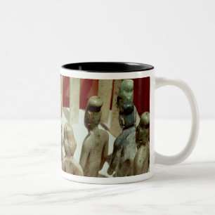 Taza Bicolor Ofrecimiento de dieciséis figuras masculinas, del