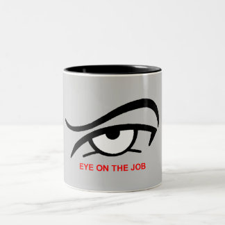 Taza Bicolor Ojo en el trabajo