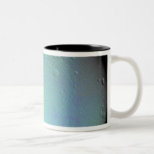 Taza Bicolor Opinión de color falsa de la luna Dione de Saturn