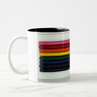 Taza Bicolor Orgullo arcoiris con crayones
