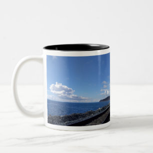 Taza Bicolor orilla del mar y vía de tren bajo cielo azul
