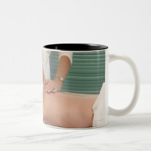 Taza Bicolor Osteópata/chiropractor que manipula detrás