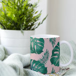 Taza Bicolor Palm rosa y verde tropical deja un patrón sin mar<br><div class="desc">El trópico de hojas de palmera rosadas y verdes sin mar es un diseño vibrante y animado con un surtido de hojas de palmera rosas y verdes dispuestas en forma repetitiva. El patrón tiene una distribución perfecta, lo que significa que los bordes del diseño se mezclan perfectamente para crear un...</div>