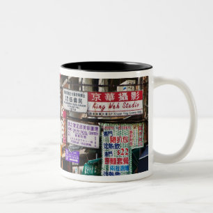 Taza Bicolor Pancartas neón en las calles de Hong Kong