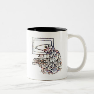 Taza Bicolor Pangolin en un ordenador