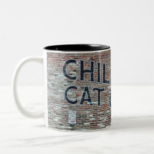 Taza Bicolor Pared de ladrillo y peluca para gatos sin hijos