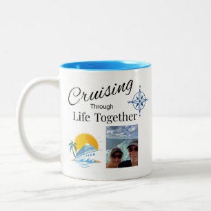 Taza Bicolor Pareja de Crucero Personalizado a Través de la Vid