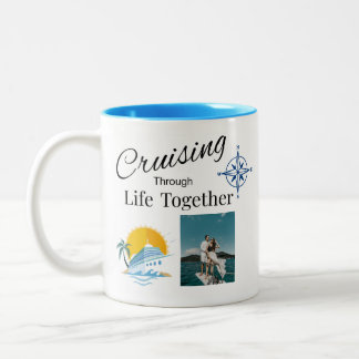 Taza Bicolor Pareja de Crucero Personalizado a Través de la Vid