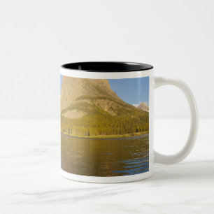 Taza Bicolor Paseo en kayak en el lago Swiftcurrent al amanecer