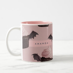Taza Bicolor Pastel de murciélagos con sabor a Halloween person