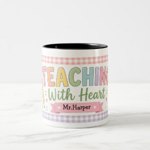 Taza Bicolor Pastel Personalizado a Cuadros Enseñando Con Coraz