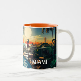 Taza Bicolor Patio de piscina al amanecer con vistas a Miami Be