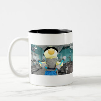 Taza Bicolor Pato Danny en el gimnasio