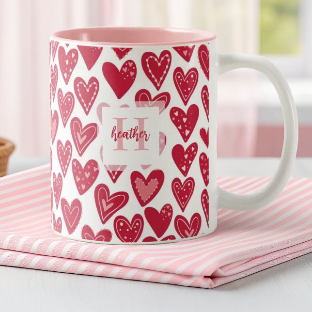 Taza Bicolor Patrón cardíaco de San Valentín rojo monograma (A stylish monogram mug with a cute red heart pattern. Makes a perfect Valentine's Day gift)