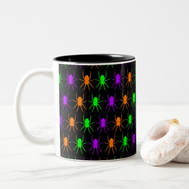 Taza Bicolor Patrón de arañas brillantes en negro (Con donut)