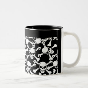 TAZA BICOLOR PATRÓN DE CRÁNEOS GÓTICOS Y HUESOS CRUZADOS